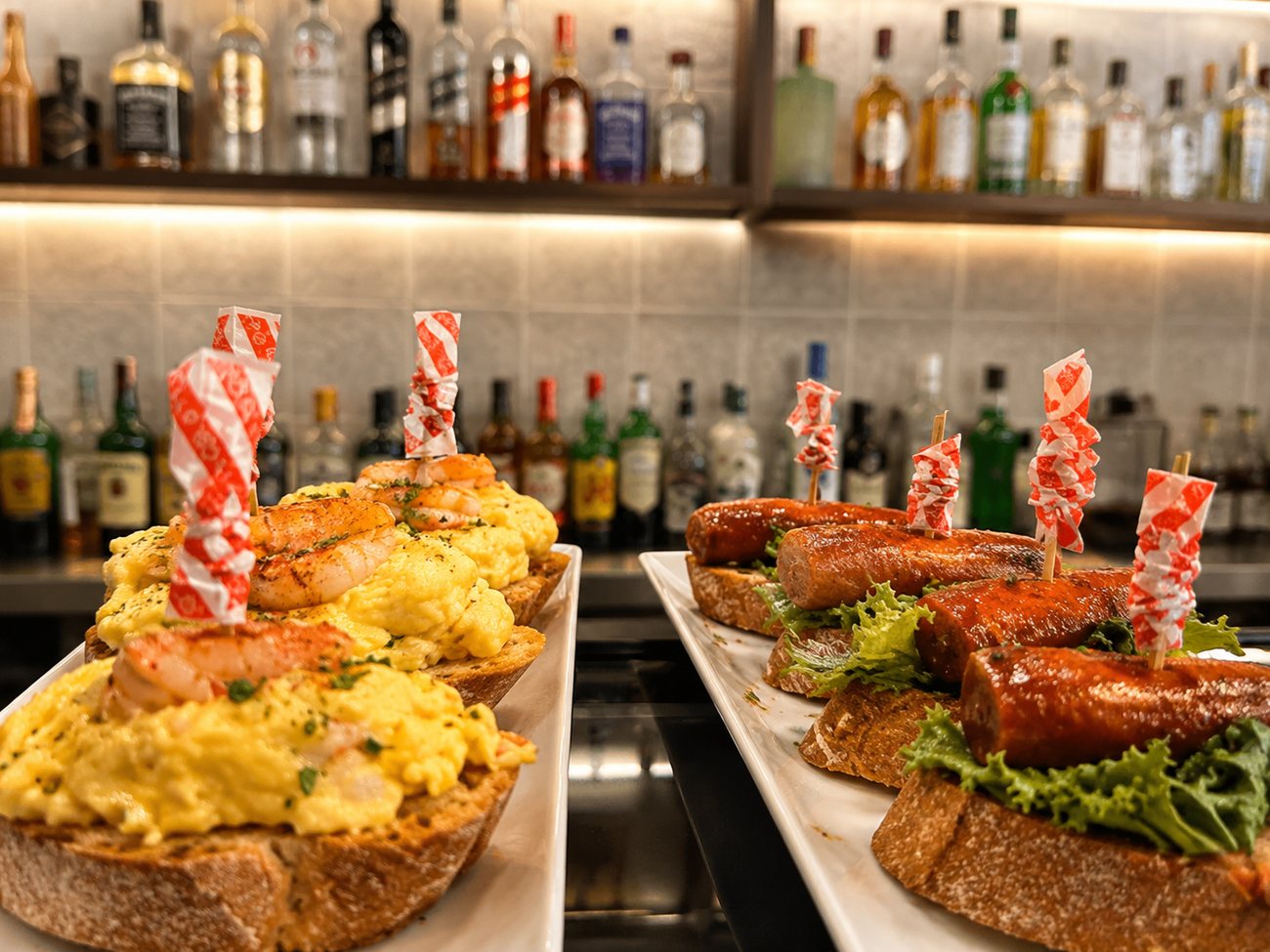 Tapas y montaditos en la barra de un bar Aroma Gourmet